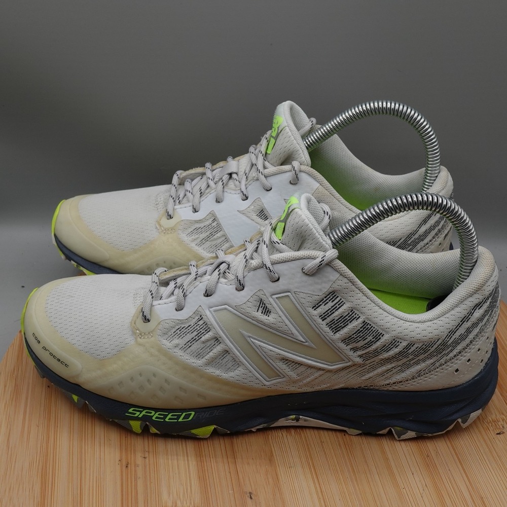 New Balance Women's 8.5B 690v2 White Grey Lace-Up Running Sneakers WT690RA2 Flaw
